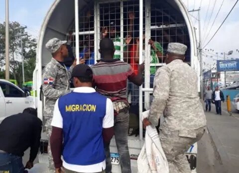 El Gobierno en fuego cruzado por las deportaciones