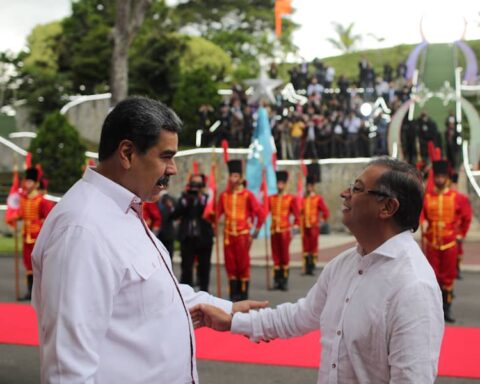 The Maduro-Petro handshake under the balcony of the town