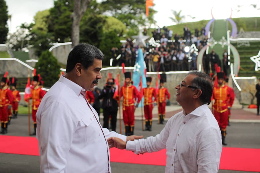 The Maduro-Petro handshake under the balcony of the town