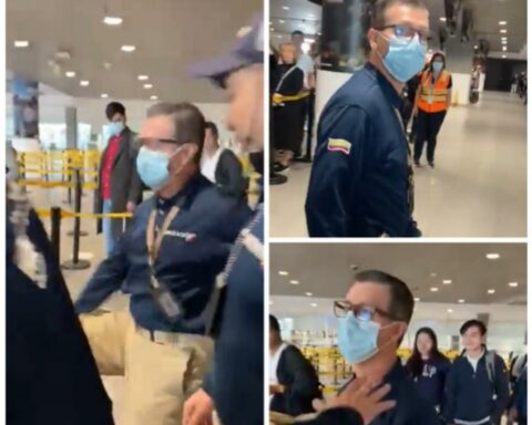 Migración pasajero patada agresión