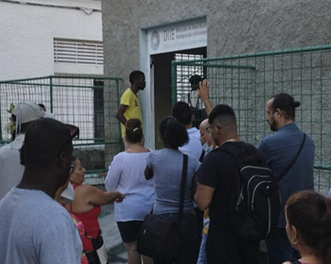 The delivery of passports for thousands of Cubans eager to emigrate is delayed