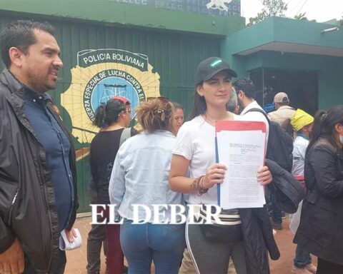 The director of the ABT is denounced after being seen handing out firecrackers at the MAS march