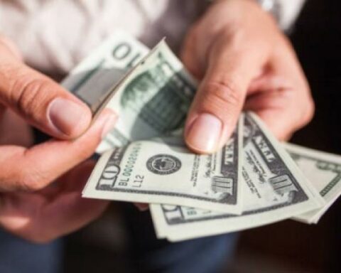 The dollar has already reached 5,100 pesos at its maximum price