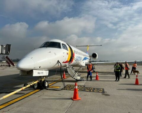 The first Satena flight from Bogotá lands in Caracas