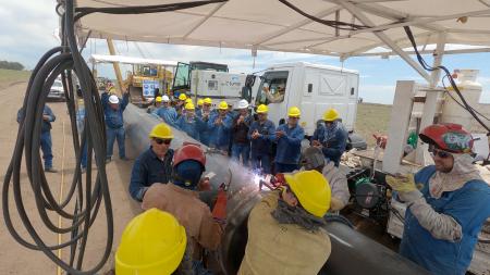 The first pipe welding of the Néstor Kirchner Gas Pipeline was completed