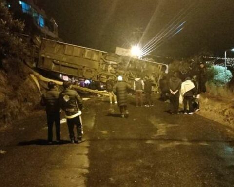 The first rain causes two deaths and causes havoc in neighborhoods of La Paz