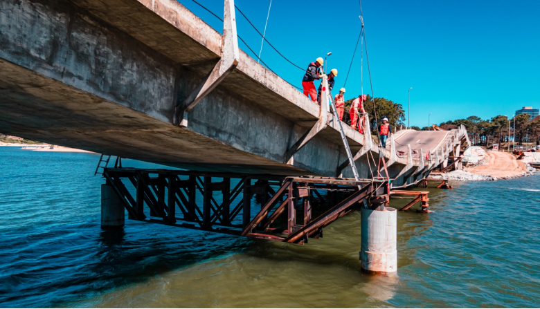 The fourth beam was placed this Wednesday on Bridge 2 de la Barra