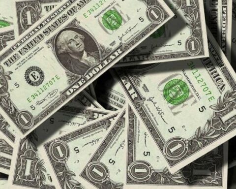 The largest pension fund in the country seeks refuge in the dollar