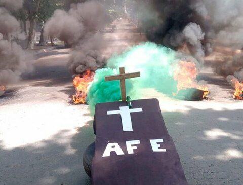 The railway union protested in the street and simulated the "burial" of AFE