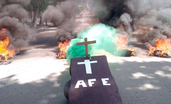 The railway union protested in the street and simulated the "burial" of AFE