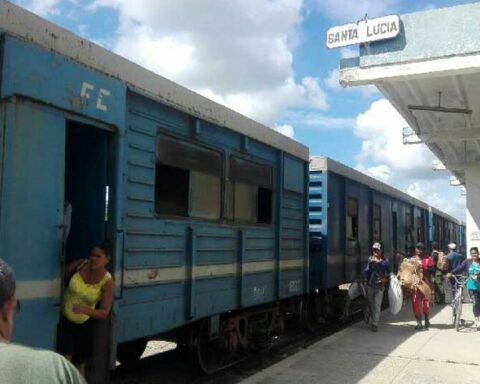 The train from Camagüey to Bayamo circulates again with dilapidated wagons