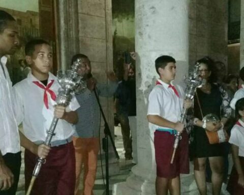 The unusual walk of the pioneers with the silver maces of the old Cabildo de La Habana