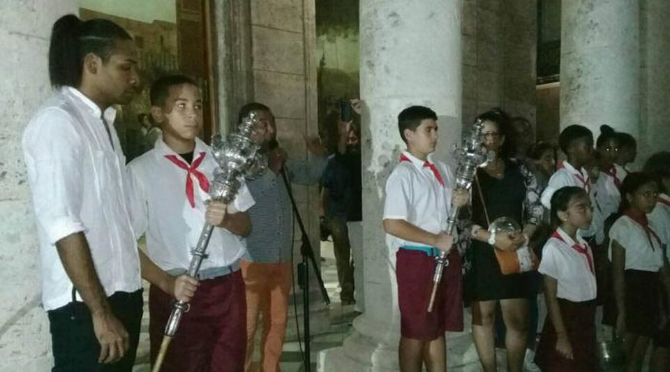 The unusual walk of the pioneers with the silver maces of the old Cabildo de La Habana