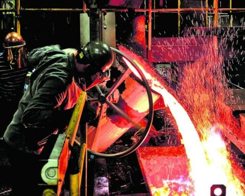 There are more than 390,000 who do not recover their jobs