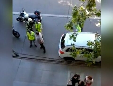 They beat a traffic inspector when he tried to fine;  the attacker is arrested