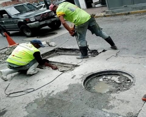 They carry out road and sewage works in Caracas