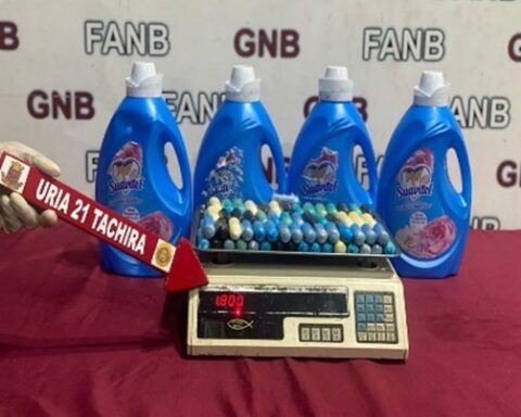 They caught two women with 100 “teticas” of cocaine