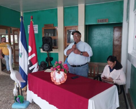 They demand a bridge from the re-elected mayor of El Castillo that he promised in his previous term