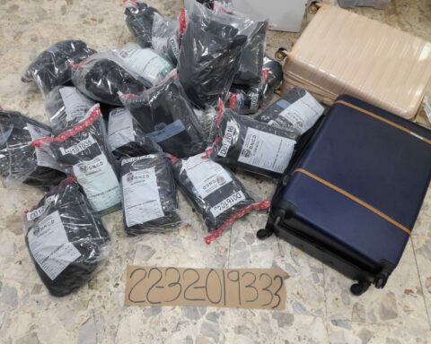 They find two suitcases with 67 packages of marijuana in AILA