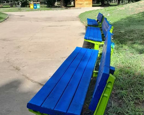 Instalan asientos elaborados con material reciclado en parque Francisco de Miranda