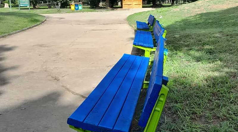 Instalan asientos elaborados con material reciclado en parque Francisco de Miranda