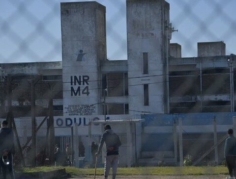 They investigate a beating between ex-Comcar inmates: there are at least 30 injured by a confusing fact