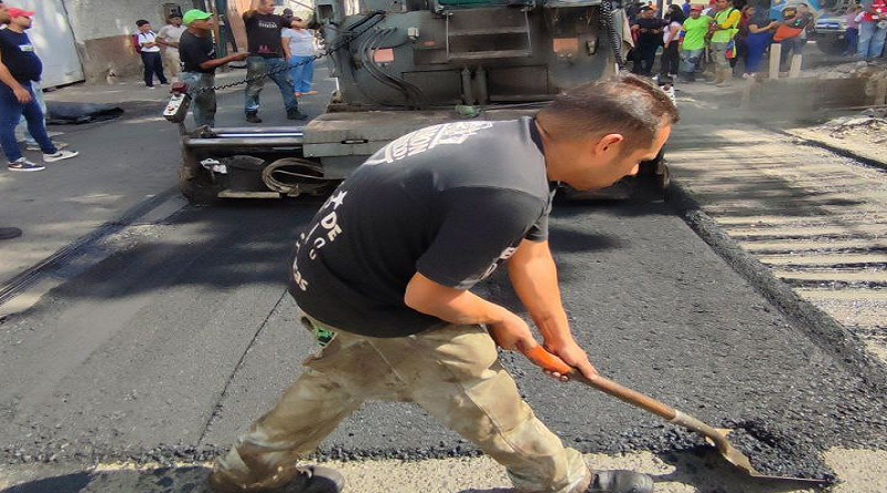 Colocan 45 toneladas de asfalto en las calles Bucaré, Minerva y Colina de Caracas