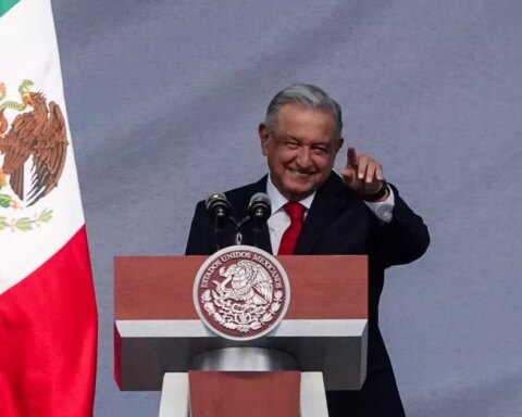 They prepare the stage for AMLO's message in the Zócalo;  announce road closures