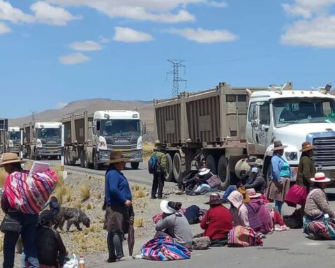 They unblock the mining corridor in Espinar and give the Government a 24-hour 'truce' (PHOTOS)