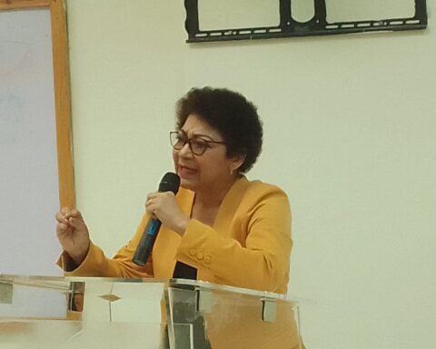 Valoran candidatura presidencial de profesora María Teresa