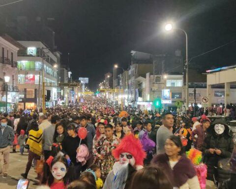 Thousands crowd the center of Huancayo on Halloween night (PHOTOS)