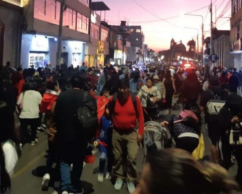 Thousands of people take the Civic Center of Tacna to celebrate Halloween