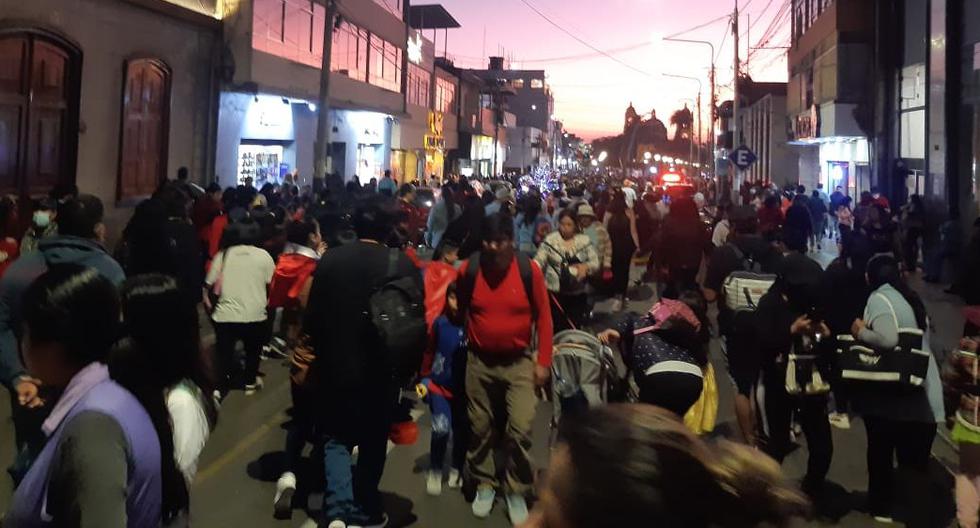 Thousands of people take the Civic Center of Tacna to celebrate Halloween