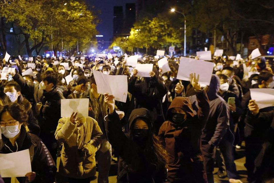 Thousands of protesters take to the streets of China to demand the resignation of Xi Jinping