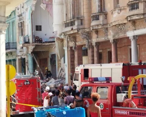 Three injured in the collapse of a building in Old Havana, near Prado