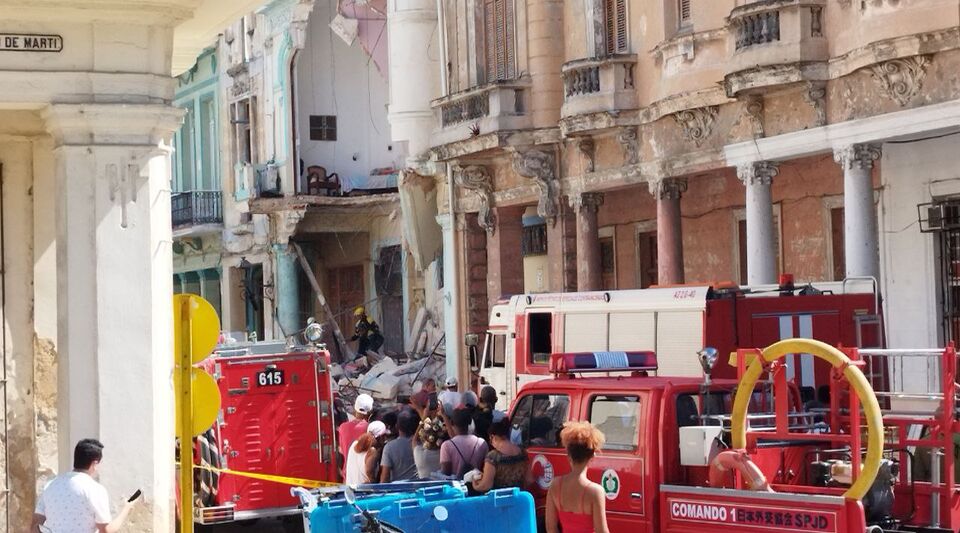 Three injured in the collapse of a building in Old Havana, near Prado