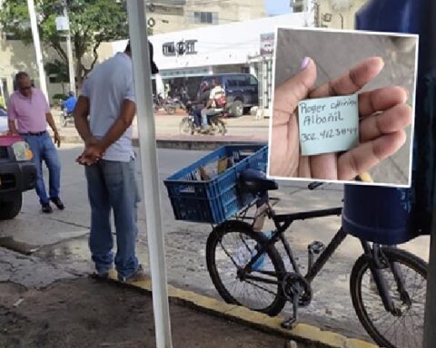 "To give his children the best in December," a bricklayer hands out cards with his cell phone number to look for a job