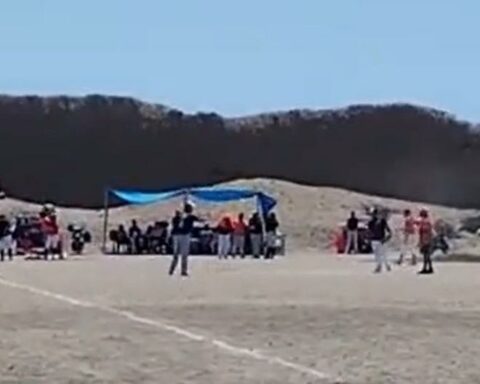 Trujillo: foreigners enter the intangible zone of Chan Chan and start playing baseball