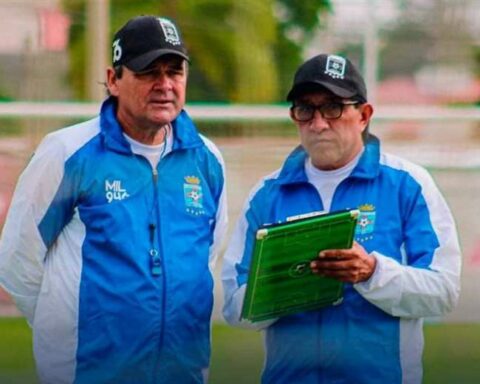 'Tucho' Antelo, trainer of Blooming:  "I see it as very difficult (for the Clausura to restart) due to the players' contract"