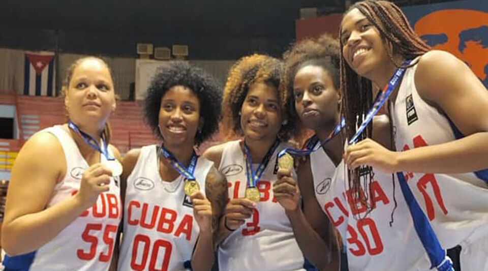 Two Cuban basketball players and two rowers take advantage of their stay in Mexico to elope