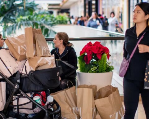 US economy rebounds, but interest rate hikes raise risk of recession