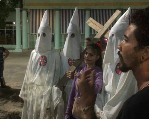 Uneac calls for criminal punishment against young Cubans disguised as Ku Klux Klan