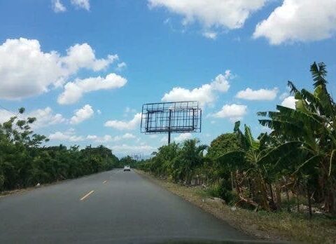 Accidente vehicular deja a hombre atrapado