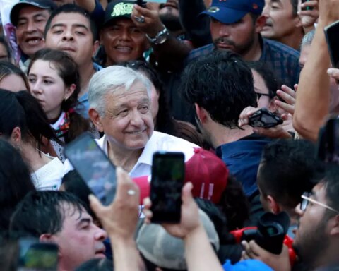 Vehicle approaches AMLO, but the president decides to continue marching on foot