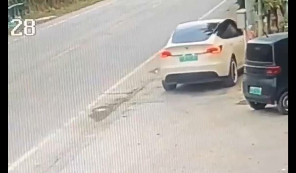 [Video] Tesla car caused serious accident in a Chinese province