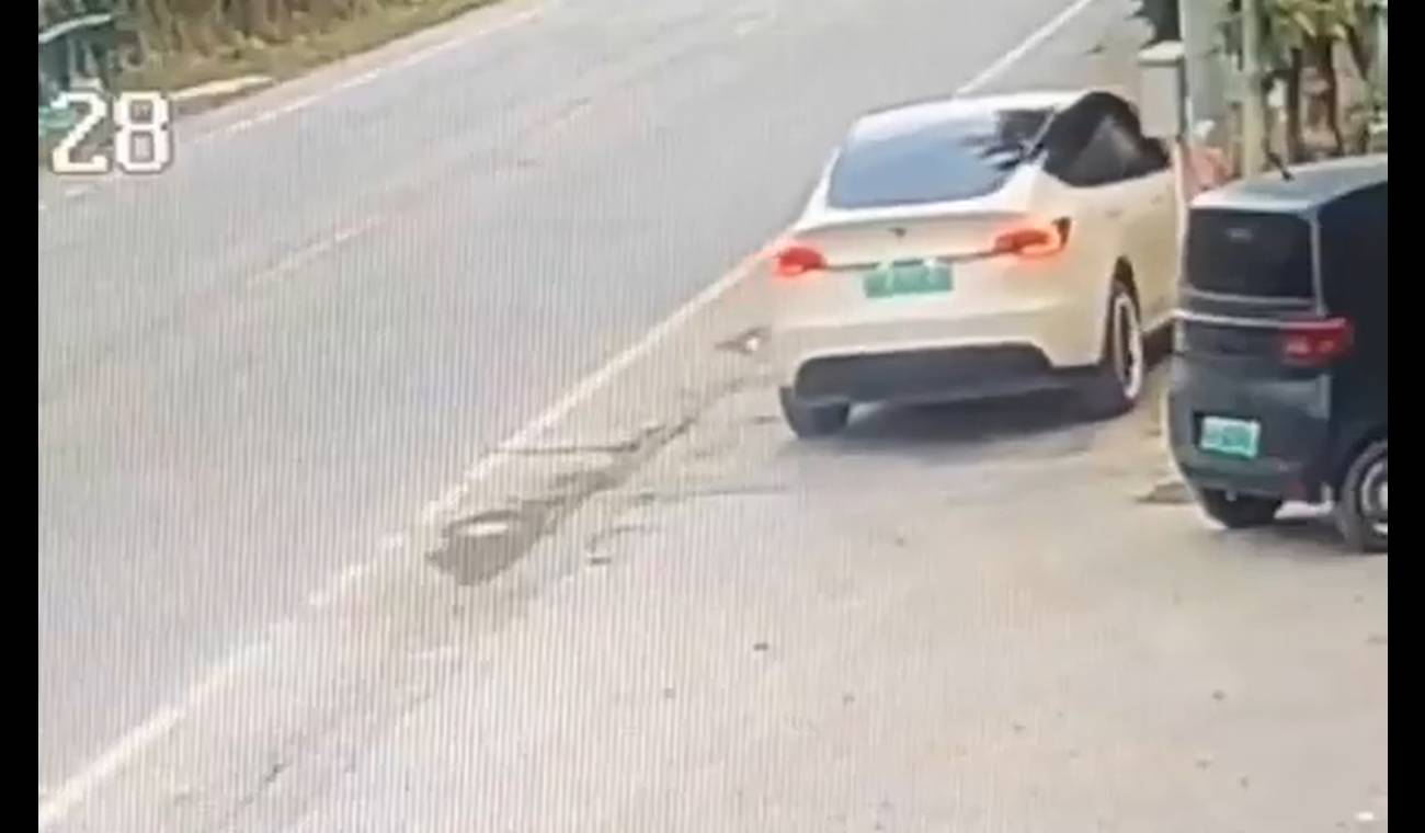 [Video] Tesla car caused serious accident in a Chinese province