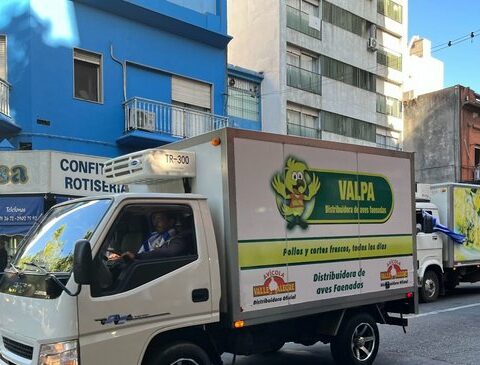 What the letter says that the chicken coordinator delivered to Mattos's secretary