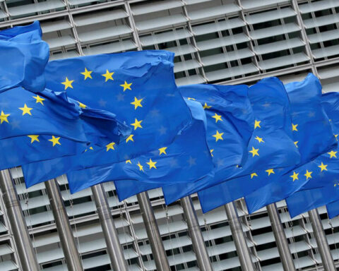 While resuming dialogue in Venezuela is being evaluated, the EU extends sanctions on officials