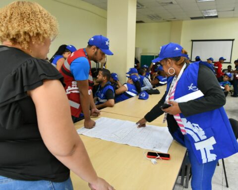 Who monitors the coverage of the National Census?