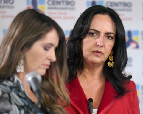 Why did María F. Cabal not like that her husband negotiates with ELN?